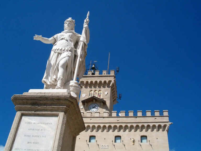 TRAMA PASSAPORTO PER LA LIBERTA